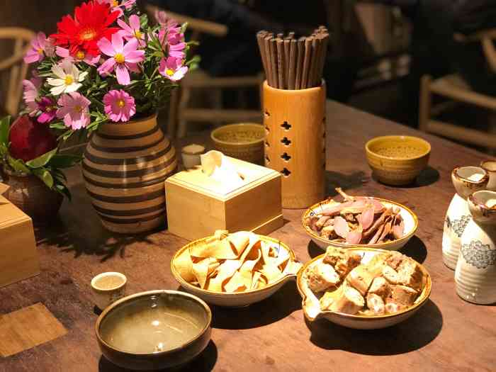 阳温暾小酒馆-"挺有名的一间店,白天喝茶晚上喝酒,我是白.