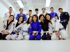 -菠萝格斗巴西柔术训练馆