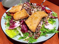 香烤三文鱼藜麦配坚果碎沙拉-魏斯理汉堡(西安沣东吾悦店)