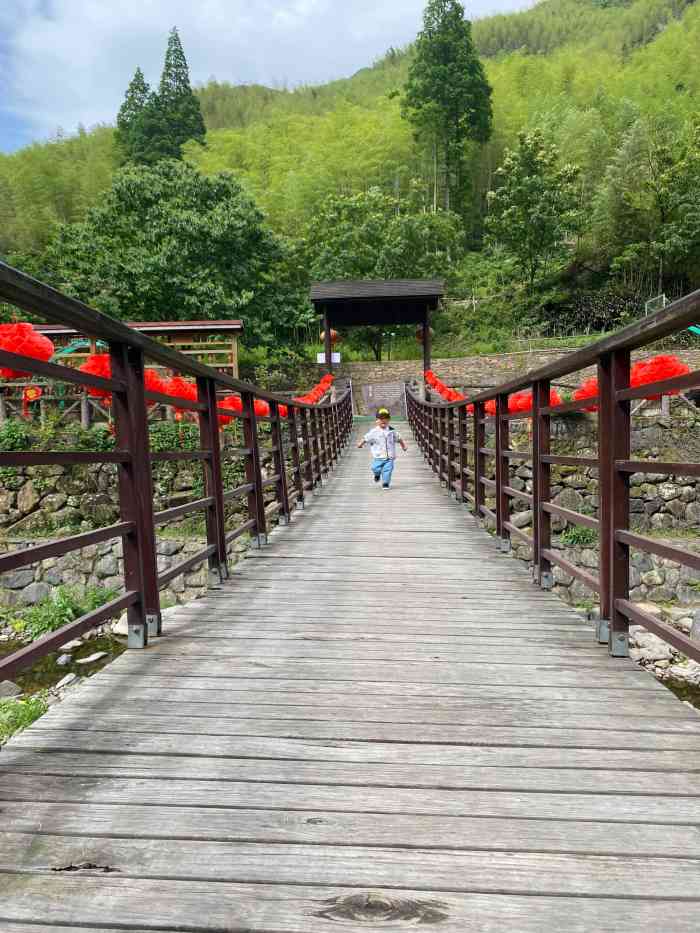 安吉龙王村-"去年放假,和朋友自驾来到安吉龙王村附近的.