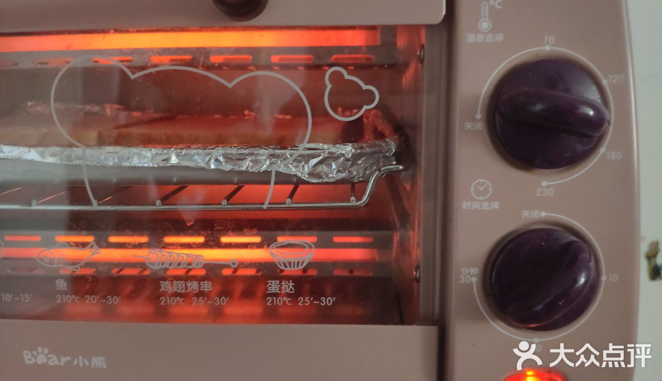 150°烤10分钟 2.涂上草莓酱就可以享用了