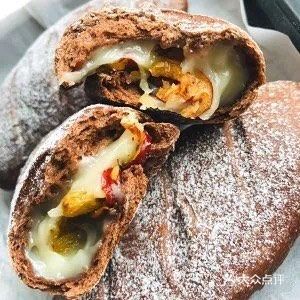 可可麻薯软欧包,夹馅丰富,吃起来很Q弹,好吃过瘾!