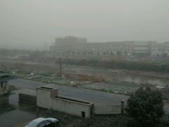 天气冷了，还下着雪呢。-仙山谷激浪漂流