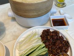 孜然羊肉松配京葱及自制薄饼-港丽餐厅(高德置地店)