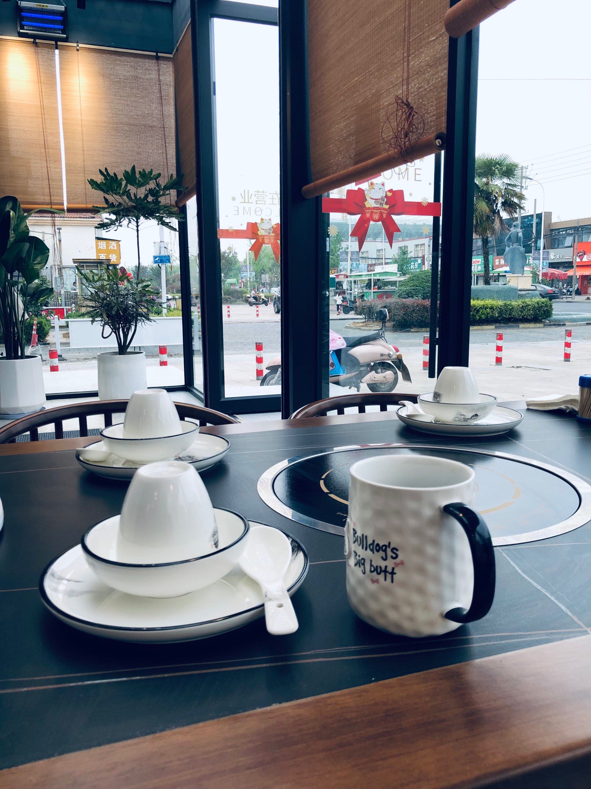 发现了一家装修比较有格调的鸡公煲店,大家可以去坐坐