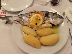 鲱鱼排和蒸土豆-Bouillon Chartier