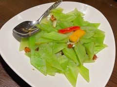 咸鱼炒青笋-元素中餐厅.海南菜.粤菜.椰子鸡.海鲜.包房.石梅湾威斯汀度假酒店