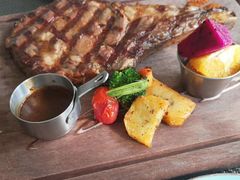 -悦享绿山墙西餐厅