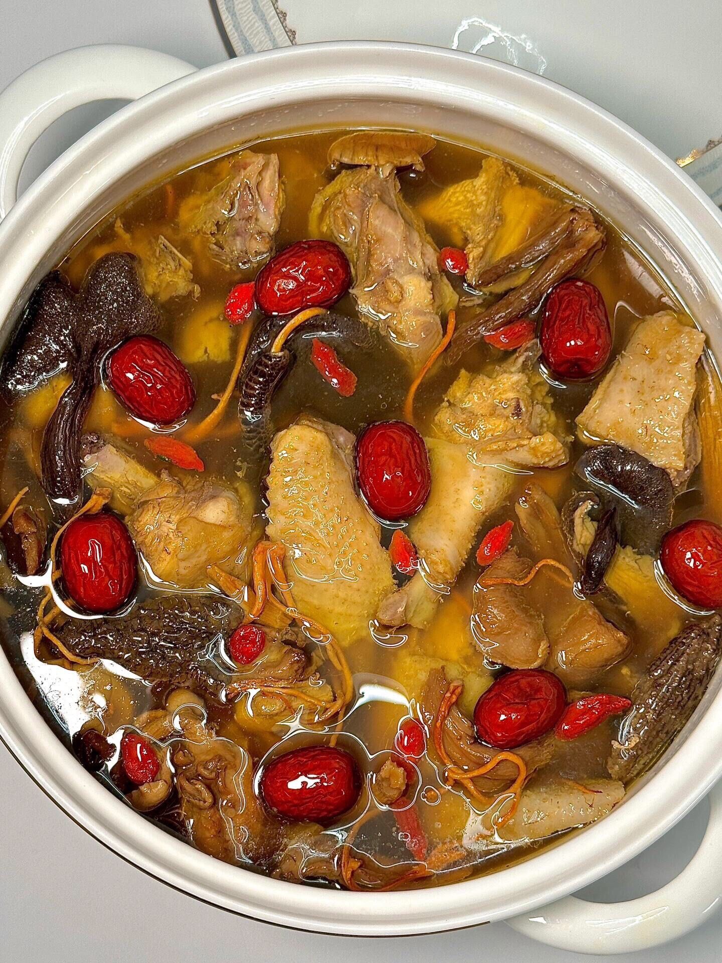 老母鸡跟菌菇煲汤真的是太搭了!鲜甜滋补,真香