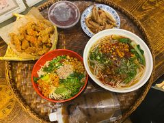 -爆炸头阿姨小四川正宗川味小吃(无任何分店)
