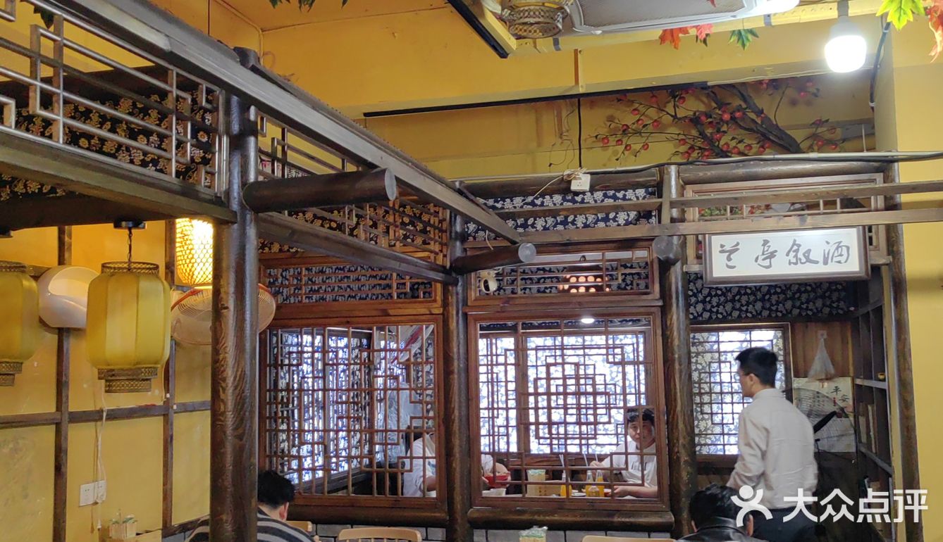 江汉路附近的宝藏广式烧鹅饭，一口穿越到广东