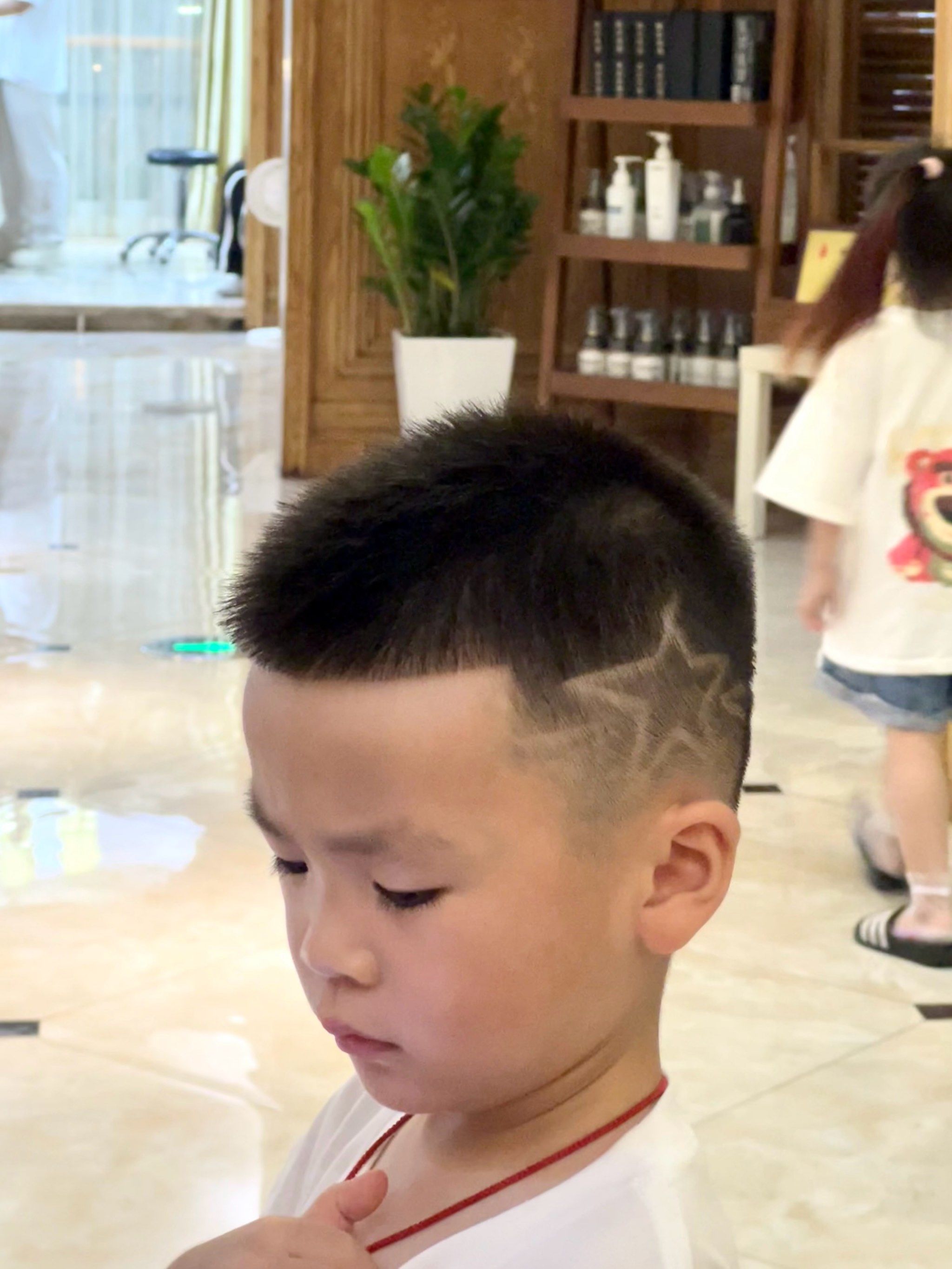 小男孩雕刻发型又可爱又酷92