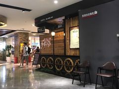 等位区-爱丽丝牛排西餐厅(光谷步行街店)