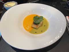 香煎海鲈鱼配胡萝卜奶油及藤椒汁-L'ATELIER de Joel Robuchon(外滩18号店)