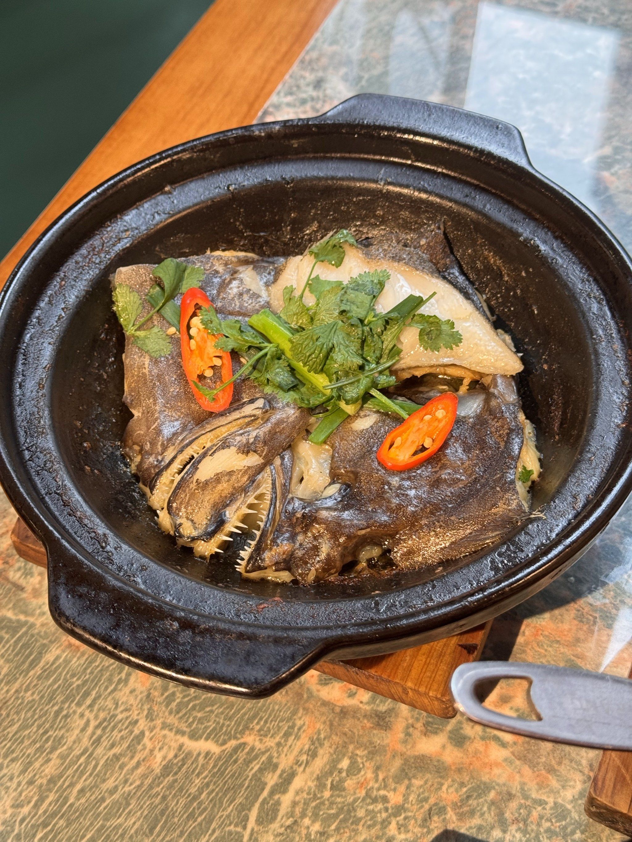 n 
生啫黄油鸦片鱼头,鱼头被焗得金黄诱人,黄油的香气与鱼头的