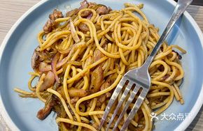 Black Pepper Beef and Pasta on Hot Plate