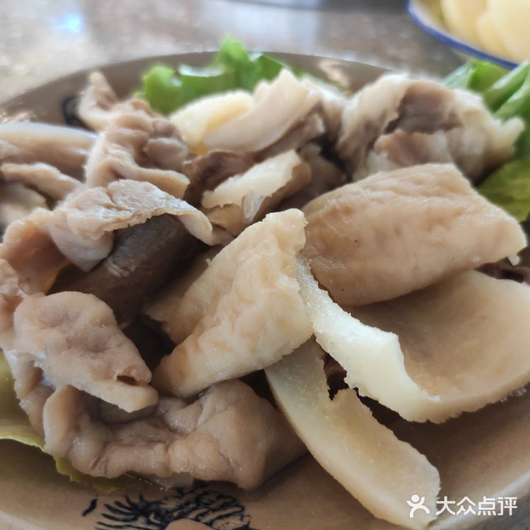 火锅的灵魂在于汤底，而这里的麻辣牛油火锅底料香气扑鼻