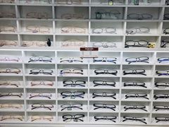-视野联行眼镜•蔡司•依视路(温江店)