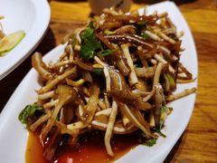 司岗里折耳根伴猪耳-老滇山寨•云南特色菜•地方菜•民族风情歌舞表演(金碧店)