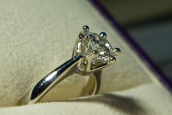 -威德钻石-克拉钻大本营(南京东路店)