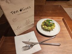 开心果树莓泡芙-Ten Olives甜点