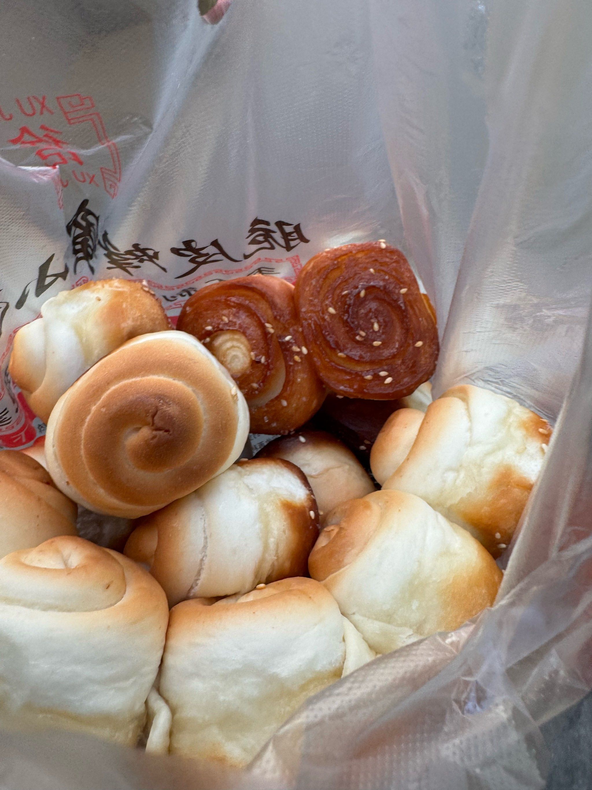 10r买了满满一大兜的蜂蜜脆皮小面包