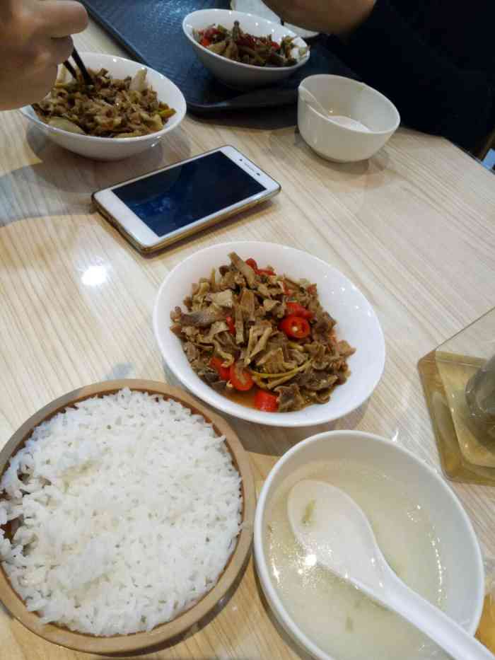 好好恰饭(安吉万达广场店)-"挺有特色的店铺,湖南口味的快餐,平时当做