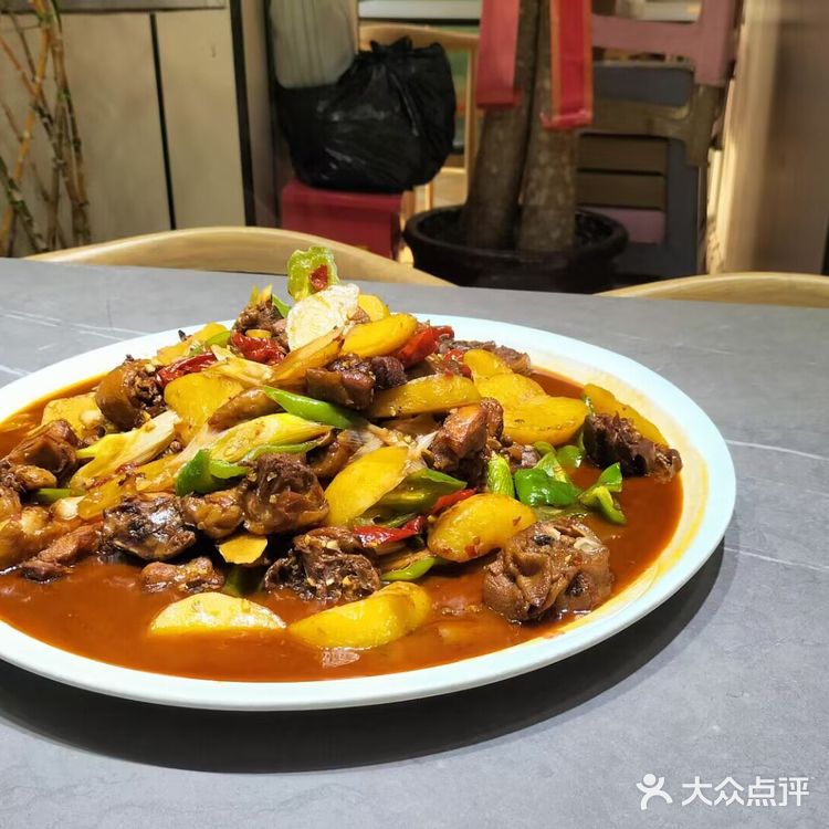 说到域上疆山餐厅，怎能不提它的招牌菜— 【馕包肉】呢