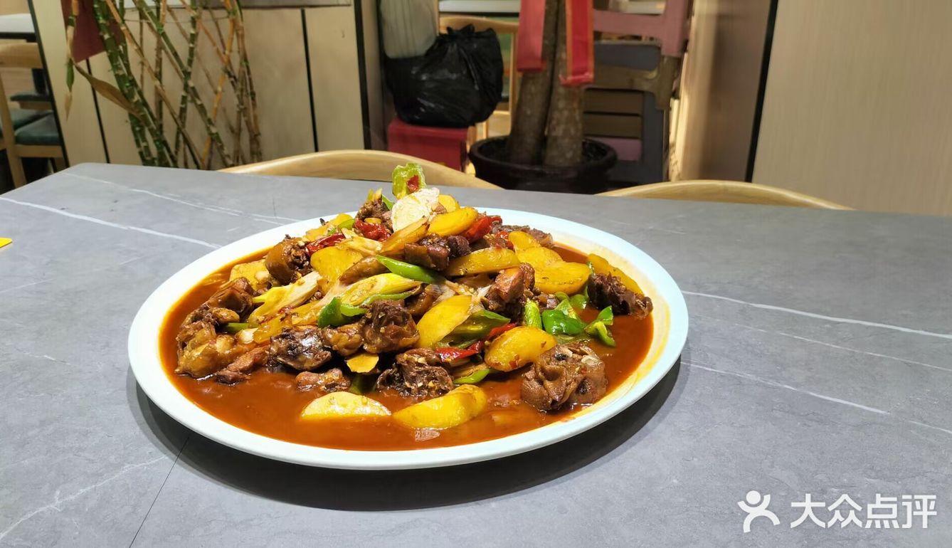 说到域上疆山餐厅，怎能不提它的招牌菜— 【馕包肉】呢