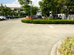 -秀沿路地铁站停车场