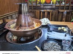 鸳鸯锅-果松木炭酸菜铜火锅·外婆参鸡汤