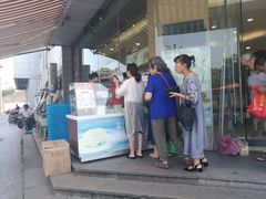排队买肉月饼-长发西饼(临顿路店)