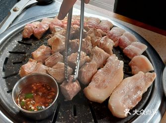 那色泽金黄的五花肉，光是看着就让人食欲大增