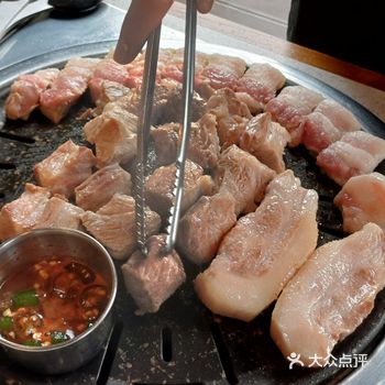 那色泽金黄的五花肉，光是看着就让人食欲大增