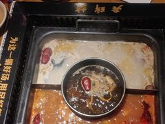 -老牌坊云南鱼豆花火锅(哈西万达店)