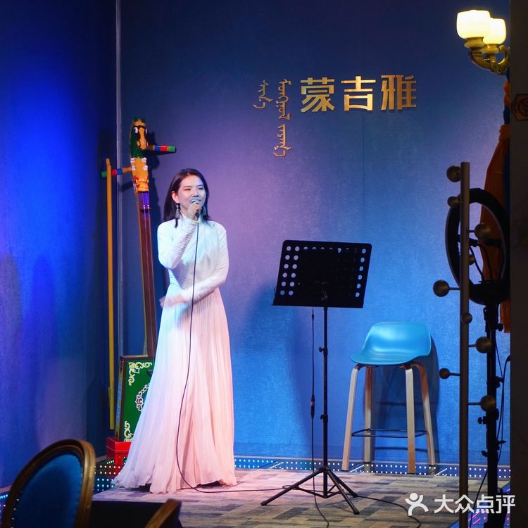 可以穿蒙古袍哟~即使额头爆痘、也要吃他家羊肉