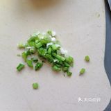 将油分次加入并打发至乳化状态