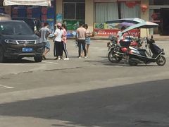 骑摩托车的骗子到处都是，在售票大厅门口，这么嚣张，可以看到治安管理有多差-丹霞山风景名胜区