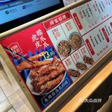 人挺多的，服务一般般，产品挺多的，丰富