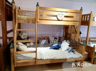 下面的床可以睡下两个人，大人陪着孩子在一起睡