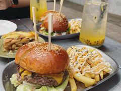 -三勾JJJ Burger&Coffee(梅溪湖店)