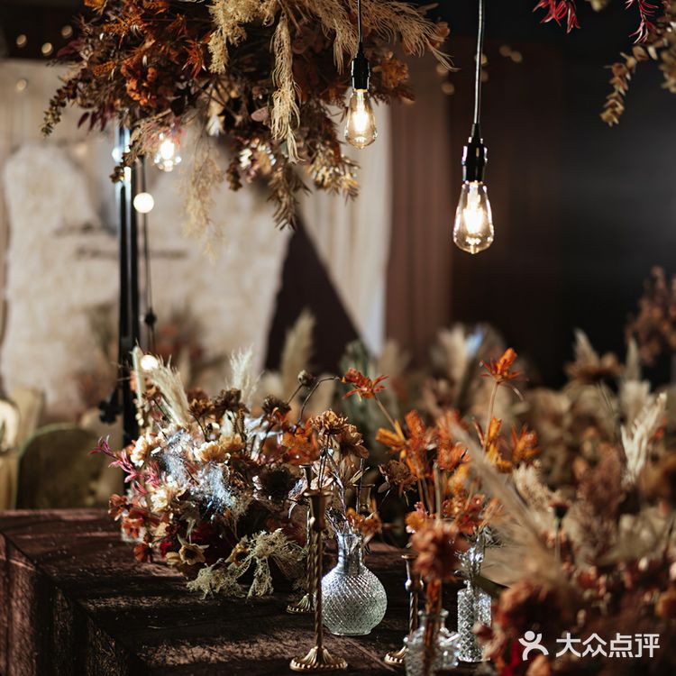 秋日婚礼首选的深咖色 兼具了高级质感和复古气质