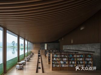 设计大胆提出是否可以将消极的“防浪堤”转变为可游玩可