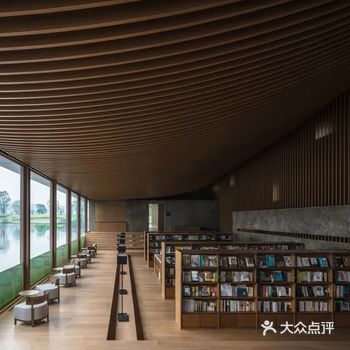 设计大胆提出是否可以将消极的“防浪堤”转变为可游玩可
