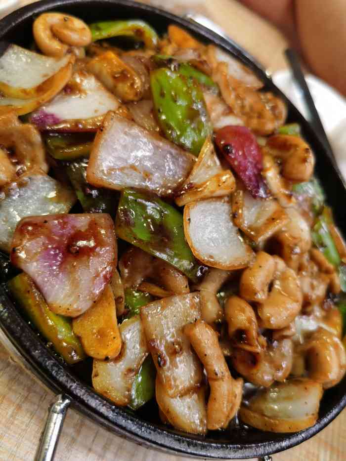 烧味三拼的脆皮五花肉也没了!铁板生肠好难吃一点都不新鲜!来