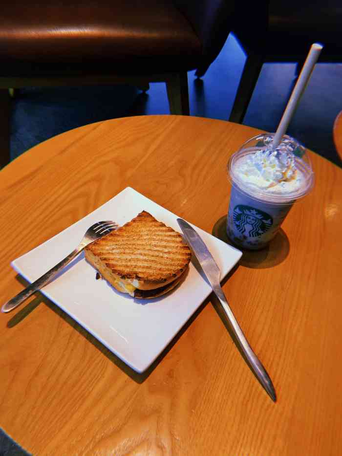 星巴克(洛阳中州路王府井店)-"门口有市政施工,有些脏乱.