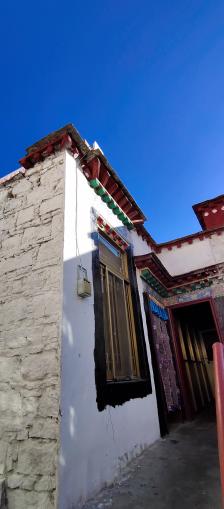 北方三帖主殿protectors-"沿小昭寺路向南走,便可到达北方三佑怙殿.