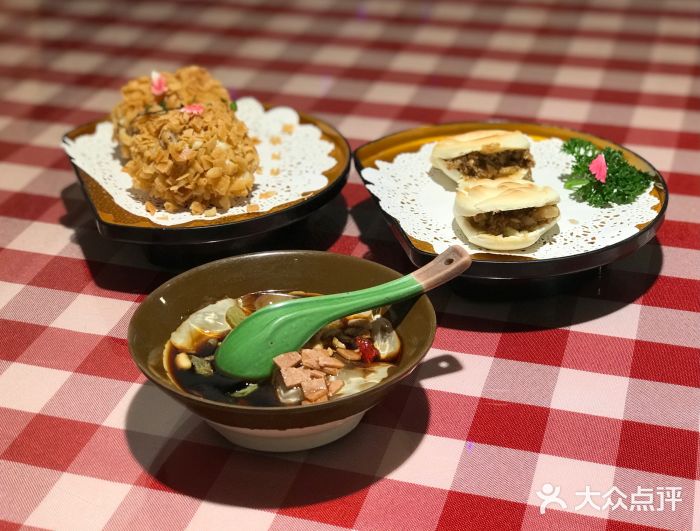 三根电杆陕菜馆一口香肉夹馍图片