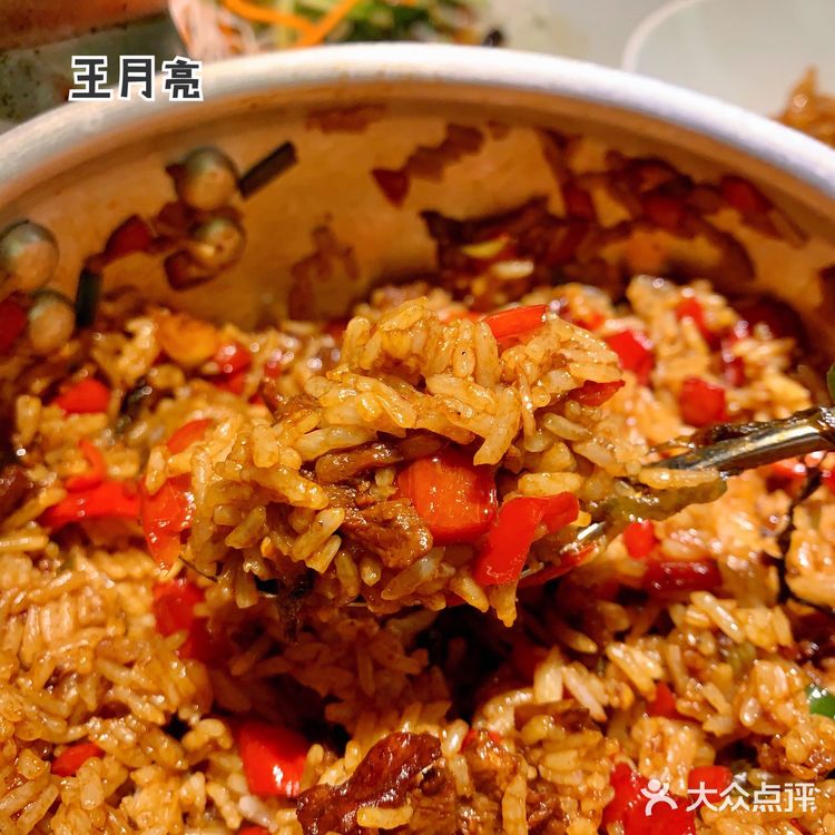 他家的鱼头米线和肉汤拌饭一绝!