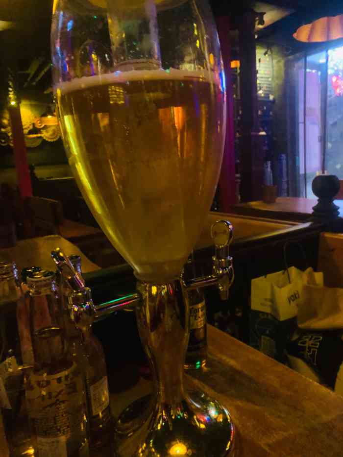 跟朋友们一起到新开的海伦司酒吧喝酒她家酒吧真的是很性价比很高也有